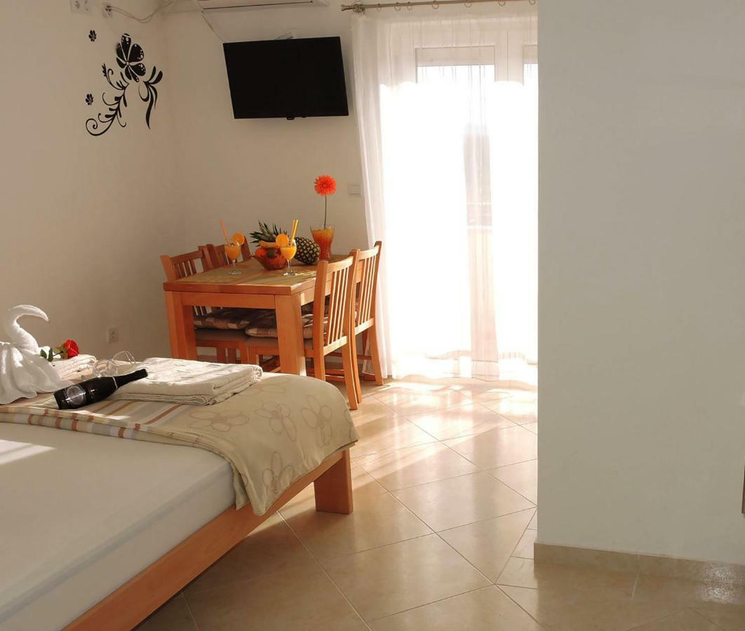 Iva Apartmani Tribalj Exterior foto