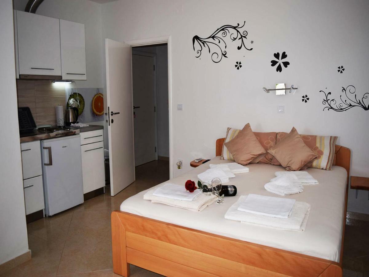 Iva Apartmani Tribalj Exterior foto